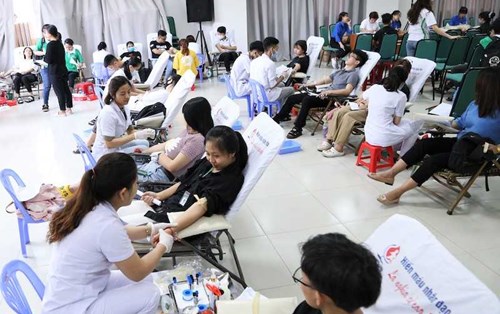 Sinh viên, cán bộ Đại học Đông Á cùng hiến máu "sẻ chia từ trái tim"